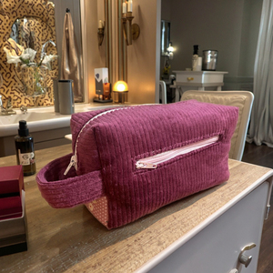 Pochette de maquillage en velours côtelé rose foncé personnalisée en gros, sac à cosmétiques portable écologique à fermeture éclair pour filles - Product Image 1