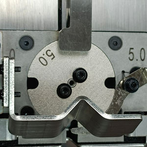 ماكينة توريد لولبية يدوية دوارة جديدة من RONGYI من الفولاذ المقاوم للصدأ باللون الرمادي المستطيل L262.4xW162.5xH177.6 - Product Image 2