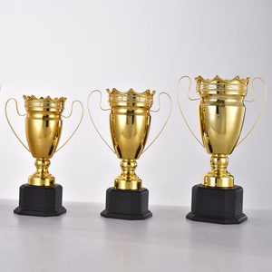 Coppe trofeo in metallo dorato e argento personalizzate per la collezione di trofei e medaglie Premium - Product Image 3