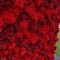 Nouvelle conception de panneau mural en fleurs artificielles en soie rouge en forme de rose 3D, décoration de fond de mariage pour la photographie