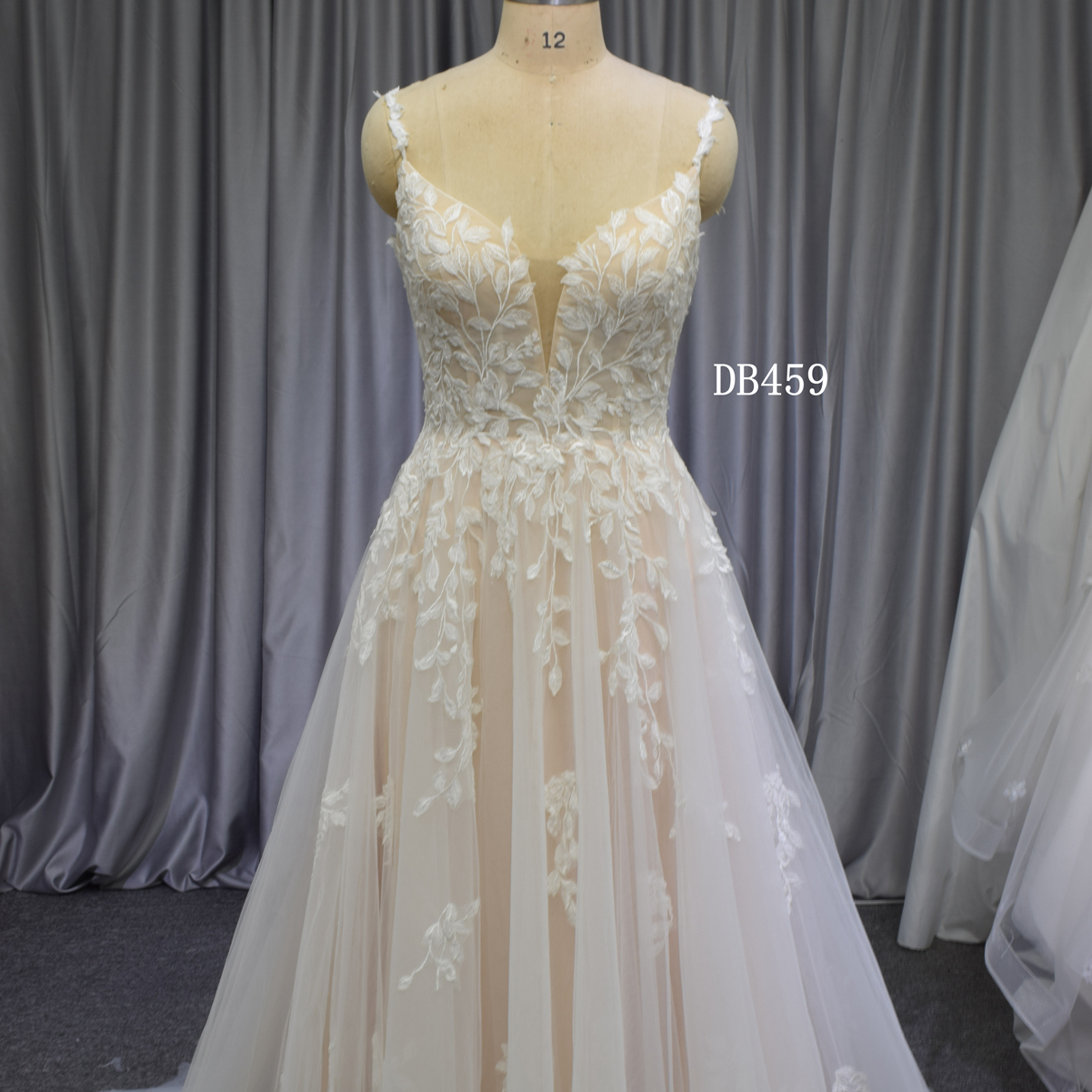 2021 Champagne backless wedding dresses applique lace bridal gowns
