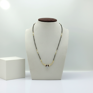 Elegante Collar Mangalsutra Negro con Cuentas y Detalles en Oro de 22K y Colgante Brillante, Joyería Tradicional para Mujer - Product Image 2