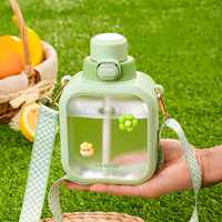 Belle tasse de sport de fitness en plastique de grande capacité de 700ML bouteille d'eau inclinée carrée portable mignonne avec sangle de paille