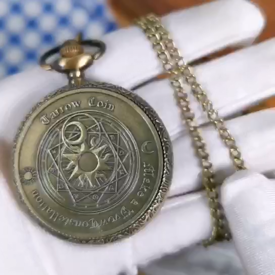 Orologio Da Tasca E Catena Dell'orologio Antichi Sui Bordi Di Legno Invecchiati Image47293620