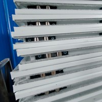 Fenêtre à battant moderne en PVC sécurisée avec verrouillage multipoints et renforts en acier antivol pour la sécurité de l'entrée de la maison