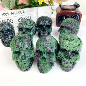 Calaveras de Cristal Natural de Alta Calidad Talladas a Mano en Rubí Zoisita con Flor para Decoraciones de Halloween - Product Image 2