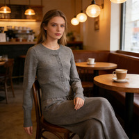 Ensemble de survêtement décontracté pour femme OEM, comprenant un sweat à capuche court tricoté et un pantalon ajusté, motif uni, anti-statique, idéal pour l'automne
