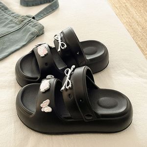 รองเท้าแตะรัดส้นแบบเปิดนิ้วเท้าสำหรับฤดูร้อน ยี่ห้อ EVA พื้นหนาน้ำหนักเบา เหมาะสำหรับกิจกรรมกลางแจ้งและชายหาด ตกแต่งด้วยดอกไม้ วัสดุ PVC สำหรับผู้หญิง - Product Image 4