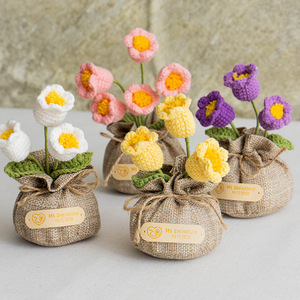 Decorazioni in vaso per la casa con tulipani lavorati all'uncinetto a mano - Product Image 4