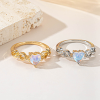 Bague Cœur Romantique Éblouissante Plaqué Or avec Bande Entrelacée et Pierre de Lune Irisée à Quatre Griffes – Bijou Chic pour Femme, Idéal Cadeau