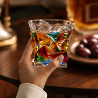 Verre à whisky géométrique coloré au design élégant et moderne, idéal pour le bourbon, le scotch et les cocktails, personnalisable dans les pubs