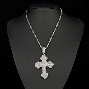จี้รูปหัวใจแตกแบบกำหนดเองประดับเพชรโมอิสซาไนต์ VVS เงินแท้ 925 รูปแบบ Bleeding Love Medallion สไตล์ Emo ประดับเพชรระยิบระยับ ผ่านการทดสอบ สำหรับผู้ผลิต B2B - Product Image 4