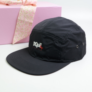 Gorra de Cinco Paneles Negra Impermeable de Nailon con Logotipo de Marca Personalizado, Gorra de Camping Ajustable con Hebilla de Nailon - Product Image 1