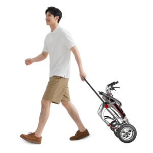 Sedia a Rotelle Premium Pieghevole con Telaio in Lega di Alluminio, Sedile Ergonomico Rimovibile in Pelle Lavabile, Ruote a Nido d'Ape da 12 Pollici e Asta di Traino - Product Image 2