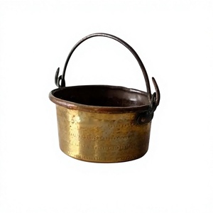 Cubo para carbón hecho a mano de latón color oro con asa de hierro, forma redonda, a un precio asequible. - Product Image 1