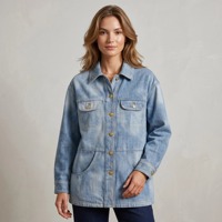 Veste de travail en peau de mouton pour femme, délavée, bleu clair dégradé, texture denim, col chemise, quatre poches, coupe ample, mi-longue, en cuir