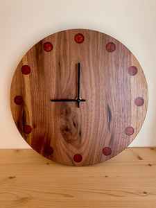 Horloge murale en résine et bois artisanale, décorative, durable, élégante, fonctionnelle, stylée et décorative, parfaite - Product Image 3