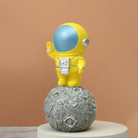 Figurine d'astronaute sur la lune en résine peinte à la main, mini statue d'astronaute pour la décoration de bureau