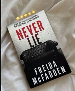 Achetez le livre Never Lie de Freida McFadden, un roman psychologique, un thriller, un mystère, un suspens, une fiction pour lecteurs adultes - Product Image 2