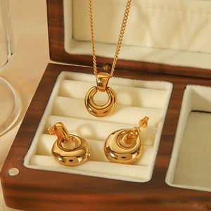 ลดราคา! ชุดสร้อยคอและกำไลข้อมือรูปหัวใจสไตล์คิวบา ทำจากสแตนเลสสตีลชุบทอง 18k กันน้ำ - Product Image 2