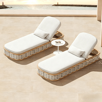 Chaise longue d'extérieur en rotin avec cadre en aluminium couleur teck, réglable, pour piscine, avec coussin imperméable, pour hôtel, villa, OEM