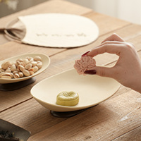 Bootvormige serveerschaal met houten voet, steengoed, ovaal, voor snacks, thee, desserts, Wabi Sabi, Wagashi, sushi.