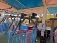 Équipement de terrain de jeux professionnel en plein air, tyrolienne d'aventure dans un parc d'attractions en montagne