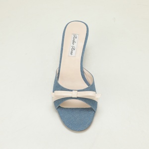 Sandales mules décontractées pour femmes en denim délavé, à talon fin, avec nœud en cuir contrastant, style plage - Product Image 5