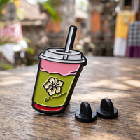 Spille da bavero personalizzate in smalto del produttore, in lega di zinco, con design a forma di tazza da bevanda, simpatico cartone animato, spille in smalto morbido per decorazioni di abbigliamento