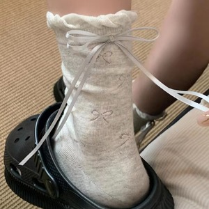 Chaussettes en dentelle pour femmes, mi-mollet, en coton, respirantes, absorbant la transpiration, blanches avec nœud en ruban, pour les jeunes, à porter en été - Product Image 2