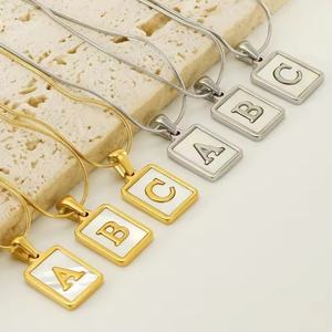 Collar con Inicial de Acero Inoxidable 316L para Mujer, Colgante Cuadrado de Madreperla, Cadena Espiga, Joyería de Moda en Oro de 18K - Product Image 6