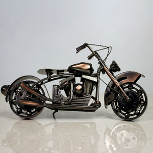 Modèle de moto chopper moderne en métal artisanal NIRMALA |   Sculpture de vélo en fer de récupération industrielle, décoration de table, cadeaux B2B - Product Image 3