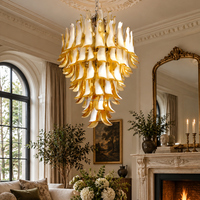 Lustre en verre soufflé à la main, style médiéval français, dégradé blanc à ambre, avec structure en fer plaqué et pendentifs en pétales superposés, idéal pour hall d'escalier de villa