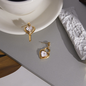 Pendientes Colgantes de Zirconia en Forma de Corazón, Chapados en Oro, Acero Inoxidable, Engaste de Garra, Joyería para Uso Diario - Product Image 4