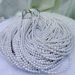 Collier de perles d'eau douce blanches naturelles de 4-5 mm, petite taille, style baroque, cercle presque parfait avec de légères imperfections, forte luminosité - Product Image 1