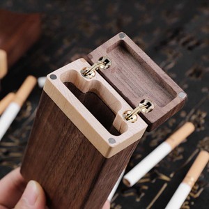 Boîte à cigarettes créative en bois de noyer noir stockage à clapet de <span class=keywords><strong>luxe</strong></span> rétro pour hommes femmes impression personnalisée en acier massif pour fumer - Product Image 3