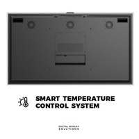 Écran LCD de 65 pouces orienté vers la fenêtre, haute luminosité 2500 nits, affichage numérique vertical UHD pour magasin de vêtements, centre commercial