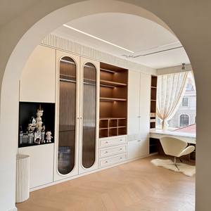Armoire de rêve haut de gamme - Verre cintré et détails nervurés, lumières LED, présentoir ludique + poste de travail pour les maisons familiales de luxe - Product Image 1