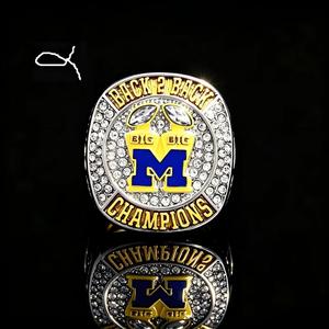 Anillo de <span class=keywords><strong>Campeonato</strong></span> Conmemorativo <span class=keywords><strong>del</strong></span> <span class=keywords><strong>Campeonato</strong></span> de Fútbol Americano Big Ten <span class=keywords><strong>2022</strong></span> de los Wolverines, Premiado por la Universidad, Diseño Moderno en Aleación - Product Image 3