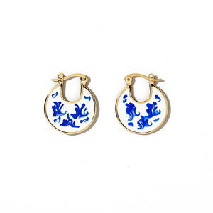 Boucles d'oreilles rétro ROXI de style oriental en porcelaine bleue et blanche avec placage en or 18 carats - Product Image 1