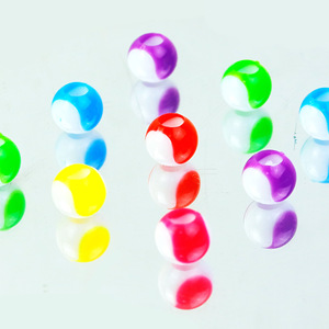 71 piezas de cuentas acrílicas de 12 mm con orificio grande, en caja, para <span class=keywords><strong>trenzas</strong></span>, coloridas, de plástico, con costuras bicolor, para joyería, anillos de colores CECILLIA - Product Image 3