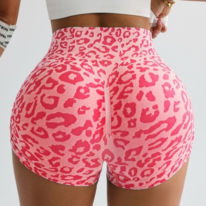 Shorts de yoga taille haute imprimé léopard, shorts de sport moulants pour femme effet push-up, shorts de course et de fitness - Product Image 3