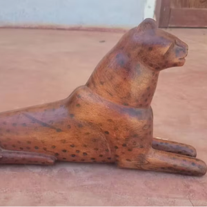 Figura Decorativa Artesanal de Madera Tallada con Motivos Étnicos Africanos para Decoración de Escritorio o Sala de Estar - Product Image 1