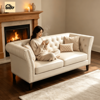Sofa Kulit Gaya Eropa Tradisional OKF Desain Chesterfield Sandaran Berumbai Lengan Melengkung Kaki Kayu Solid untuk Ruang Tamu Villa
