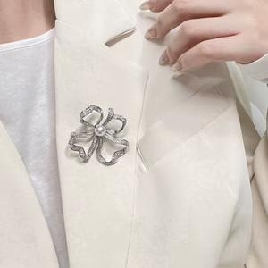 Collar de Perlas de Agua Dulce con Trébol de Cuatro Hojas, Estilo Moderno y Elegante para el Verano, Broche de Moda con Forma de Flor - Product Image 4