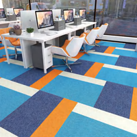 Dalles de moquette commerciales géométriques modernes avec support antidérapant en PVC pour usage bureautique, à poils ras, synthétiques, rectangulaires