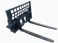 Châssis de fourche à palettes avec plaque de protection à trous rectangulaires arrondis, dents à espacement réglable, châssis inférieur en boîte, gris semi-brillant