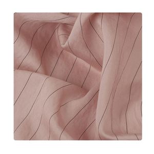 Tissu en polyester/rayonne brocart à larges rayures noir, poids moyen, pour chemises et robes femme printemps/été, en stock usine - Product Image 4