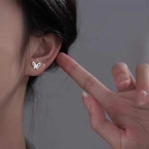 Orecchini a perno con farfalla per donna, piccoli e graziosi, gioielli per cartilagine - Product Image 4