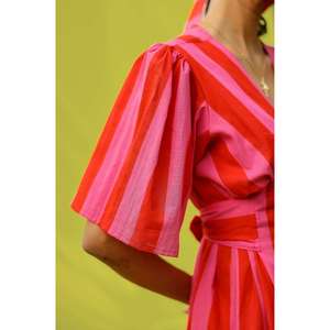 Robe midi à volants en coton rayé multicolore pour femmes |   Détail de nœud à nouer dans le dos |   Robe d'été décontractée - Product Image 2